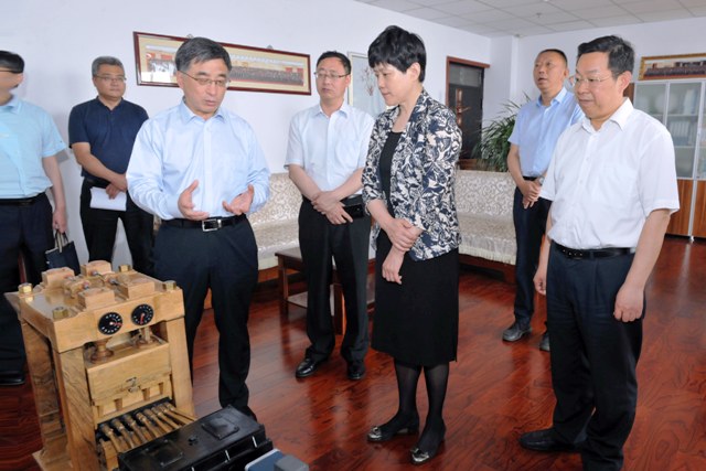 曲孝丽走访慰问山西医科大学曹济民教授(图片摄影 王艳晖)